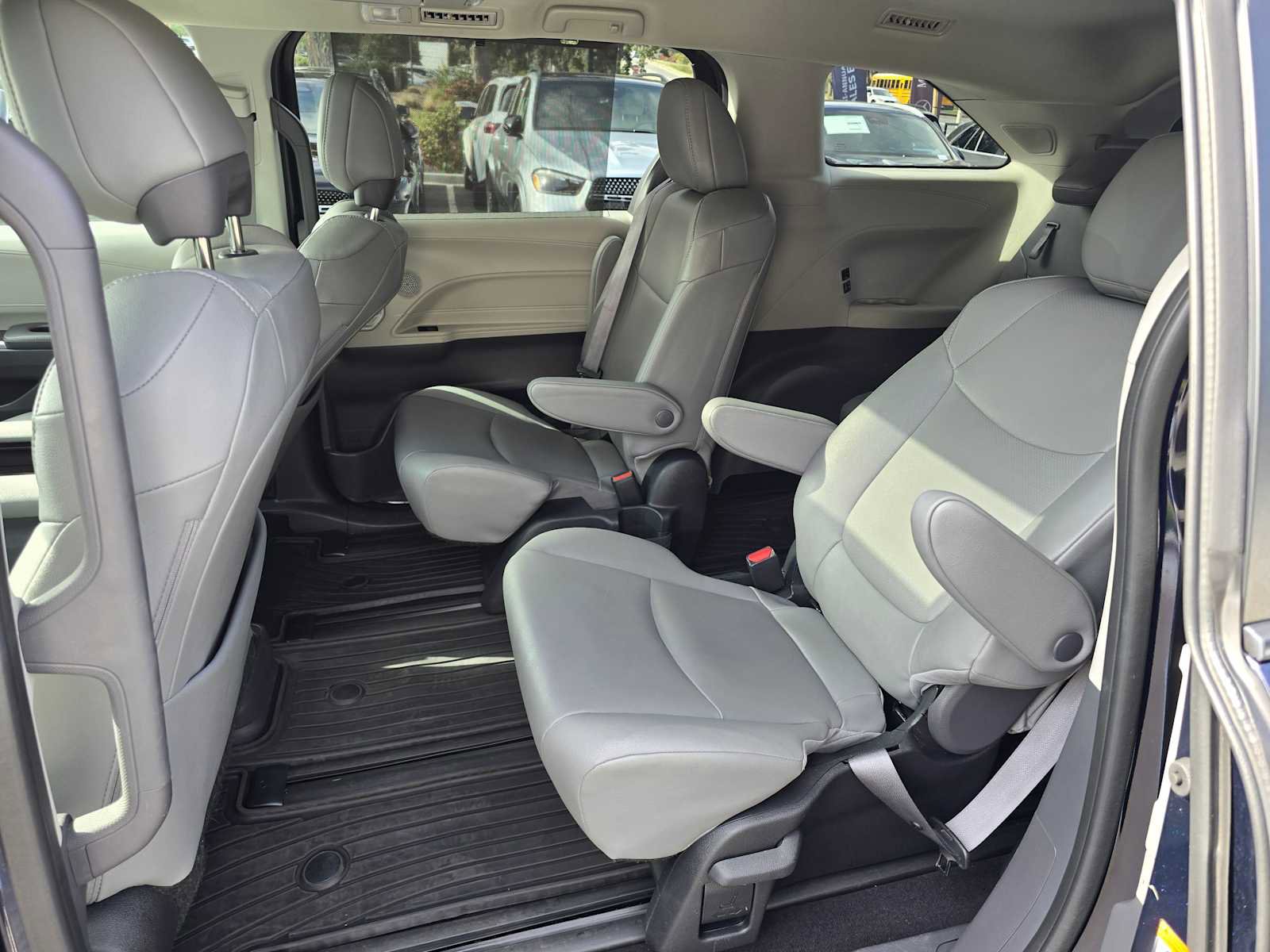 Used 2022 Toyota Sienna XLE image 17