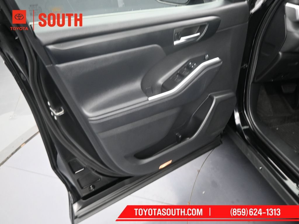 Used 2020 Toyota Highlander XLE AWD/4WD image 29