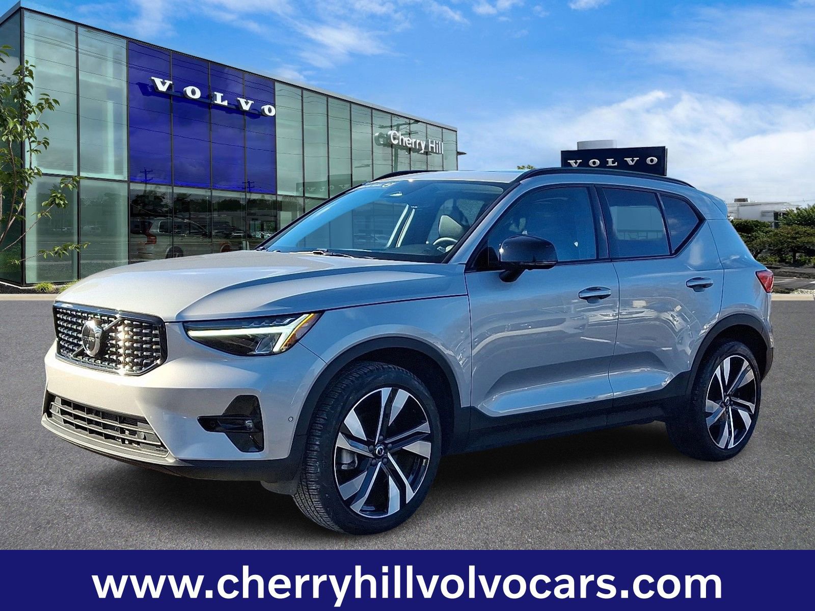 Certified 2025 Volvo XC40 B5 Plus image 3