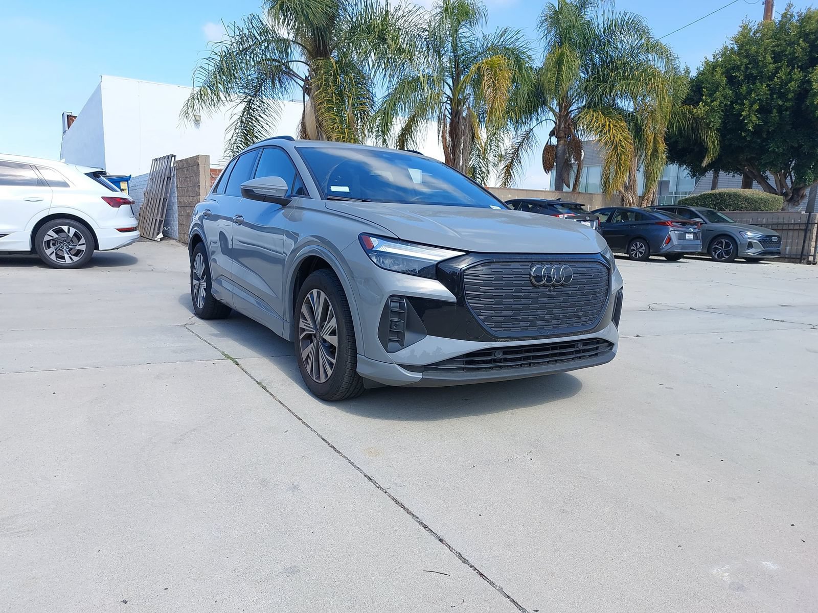 Used 2025 Audi Q4 e-tron Premium w/ Convenience Package RWD image 2