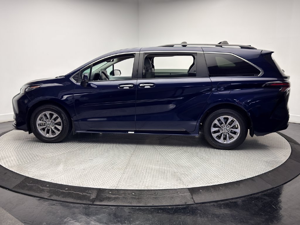 Used 2025 Toyota Sienna XLE w/ XLE Plus Package FWD image 8