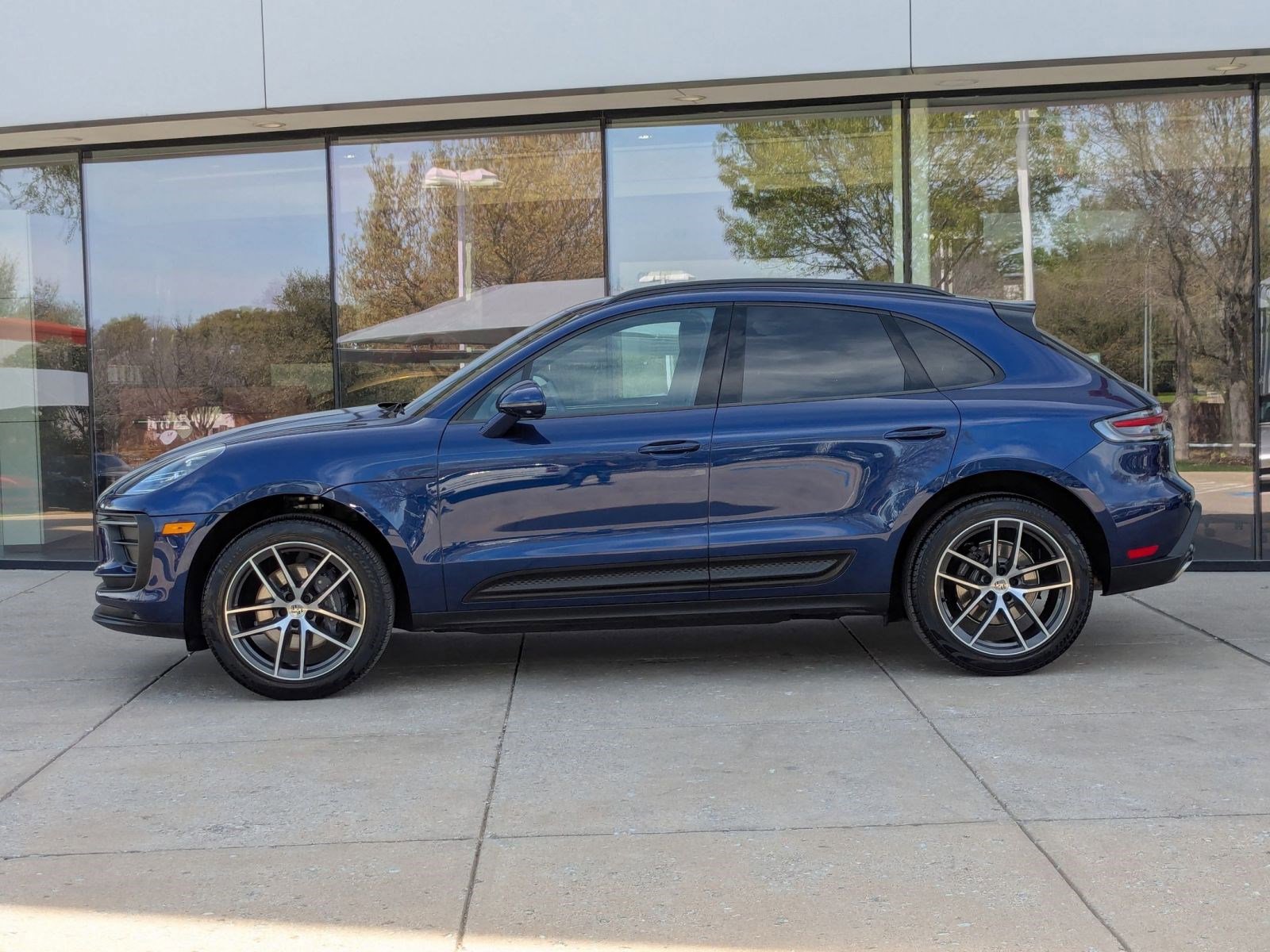 Certified 2025 Porsche Macan image 2