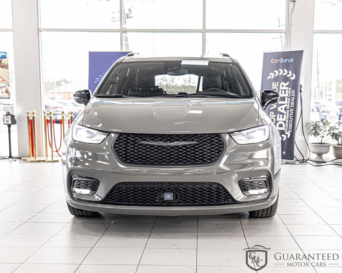 Used 2025 Chrysler Pacifica Limited FWD image 2