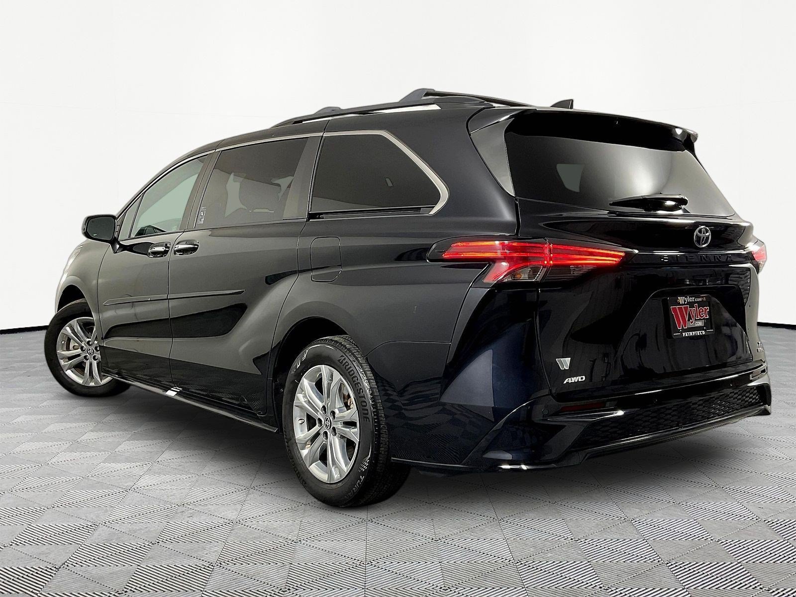 Used 2022 Toyota Sienna XSE w/ XSE Plus Package AWD/4WD image 4