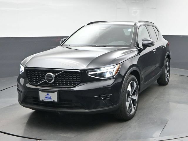 Used 2025 Volvo XC40 B5 Plus AWD/4WD image 3