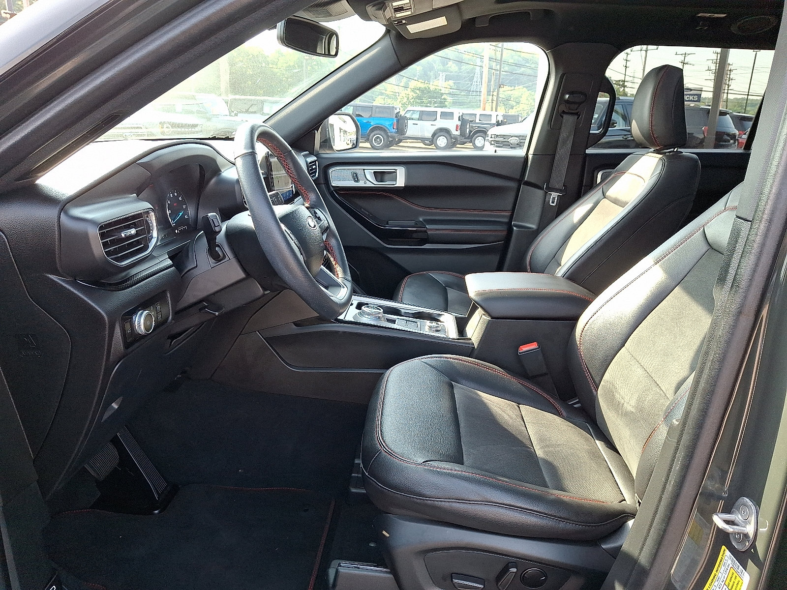 Used 2023 Ford Explorer ST-Line w/ Class IV Trailer Tow Package AWD/4WD image 13