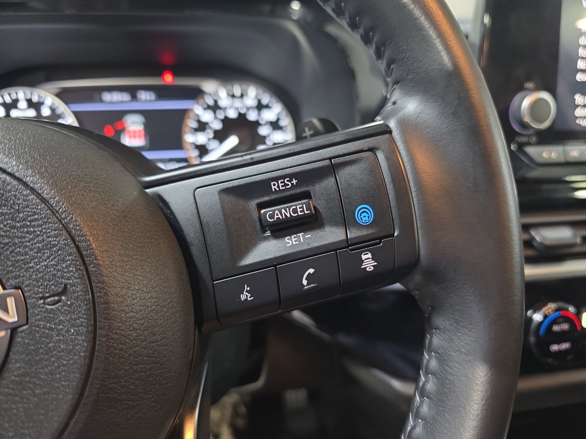 Used 2025 Nissan Pathfinder SV FWD image 18