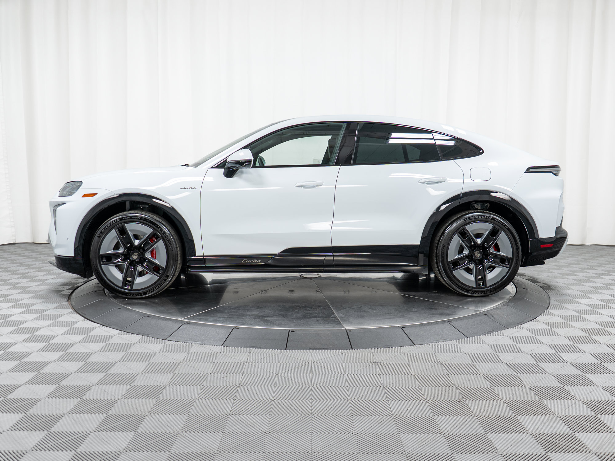 New 2026 Porsche Cayenne Turbo AWD/4WD image 2