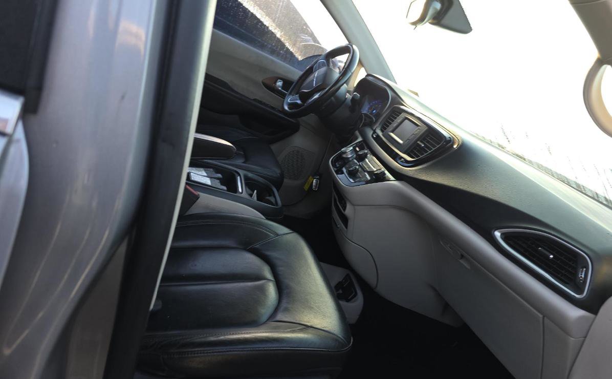 Used 2017 Chrysler Pacifica Touring-L FWD image 8