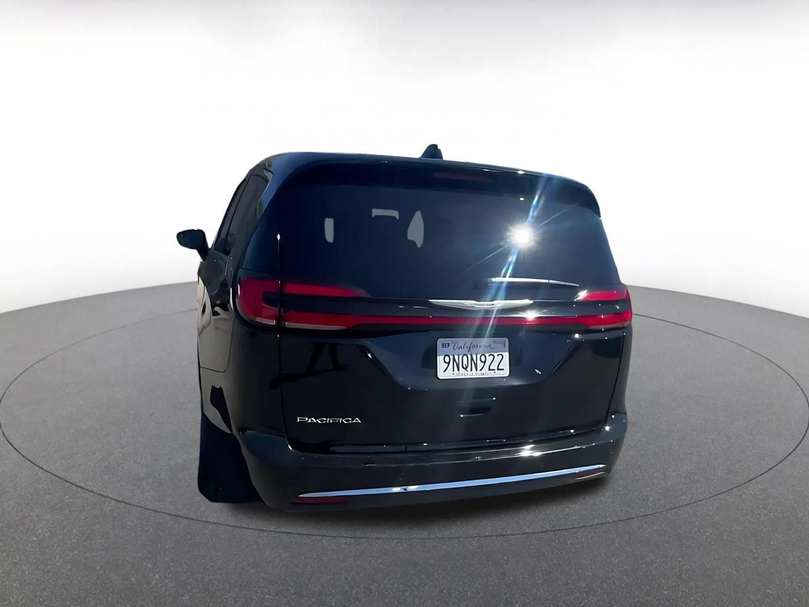 Used 2025 Chrysler Pacifica Select image 11