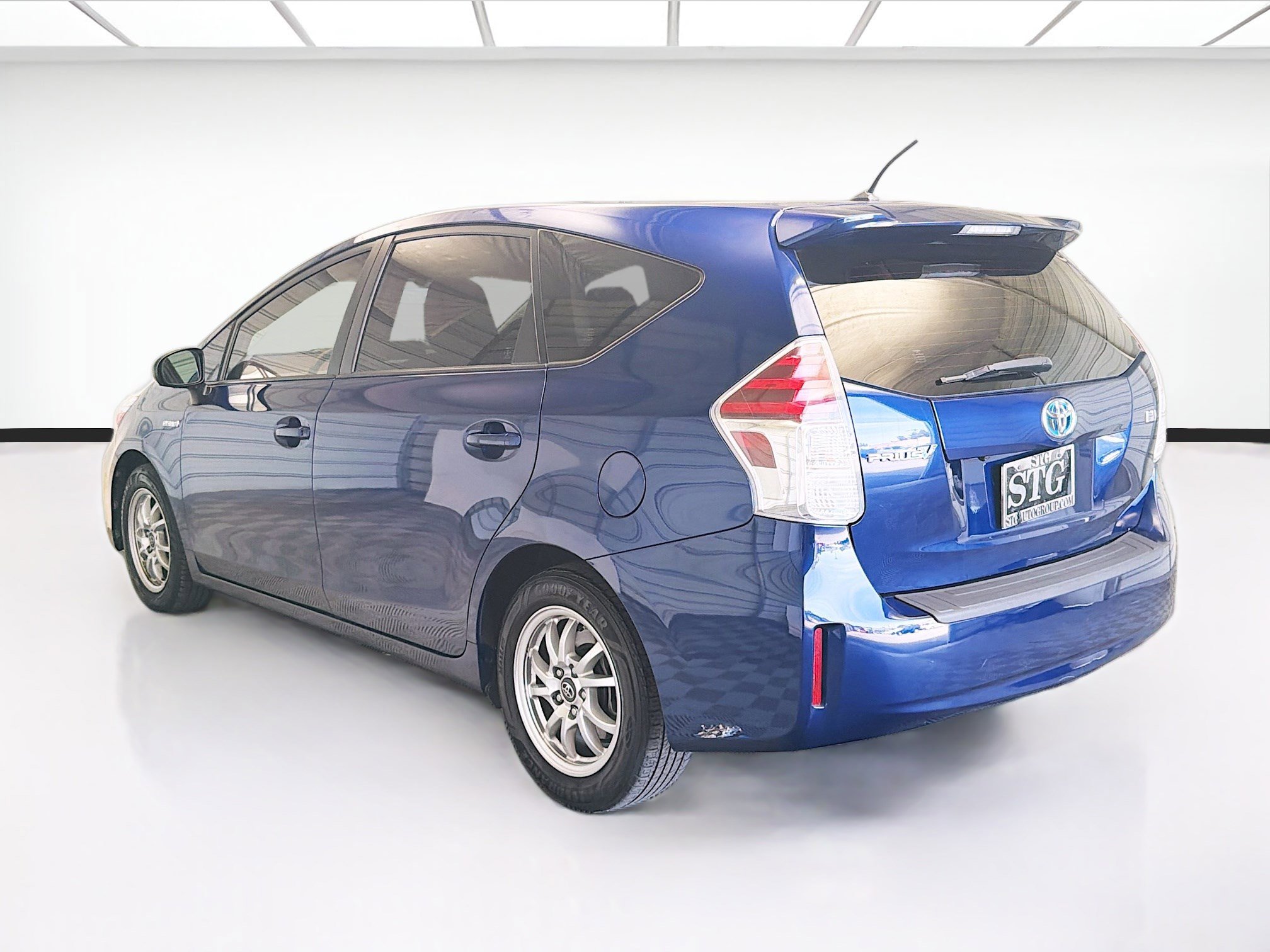 Used 2017 Toyota Prius V Two w/ Carpet Mat Package image 6