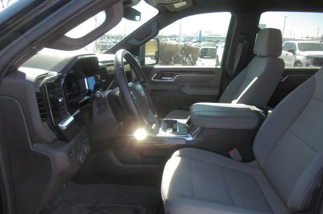 Used 2024 Chevrolet Silverado 2500 LT image 3