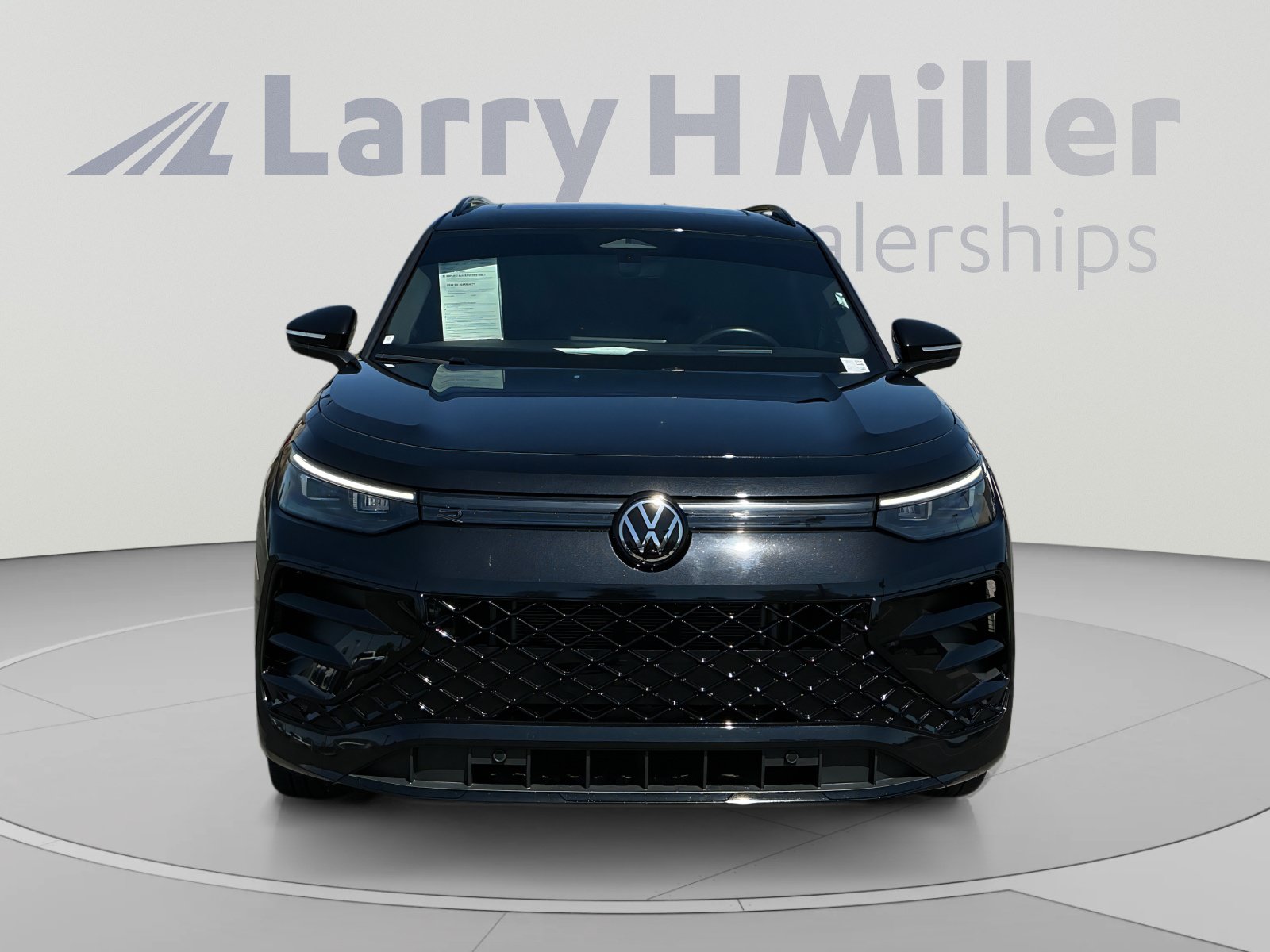 Used 2025 Volkswagen Tiguan SE R-Line AWD/4WD image 8