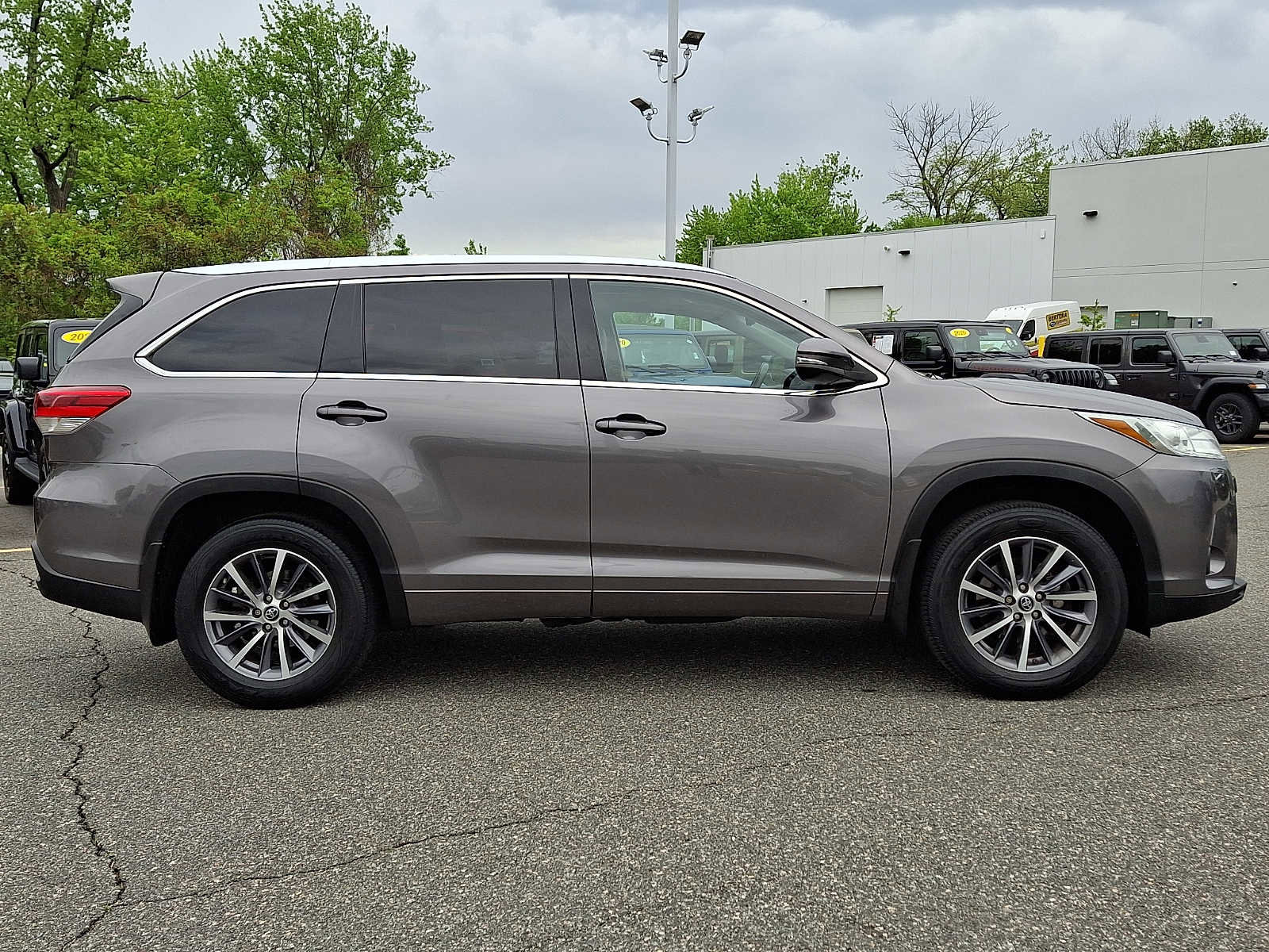 Used 2018 Toyota Highlander XLE AWD/4WD image 7