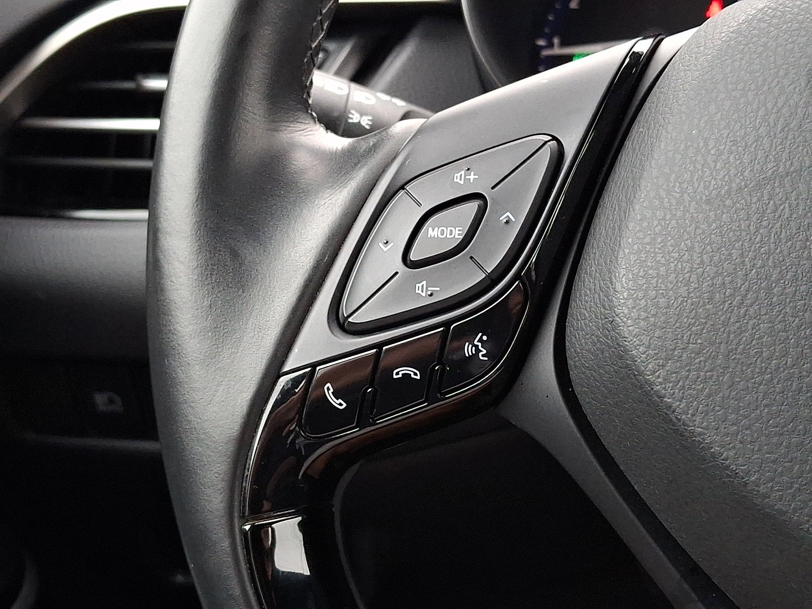 Used 2019 Toyota C-HR XLE FWD image 20