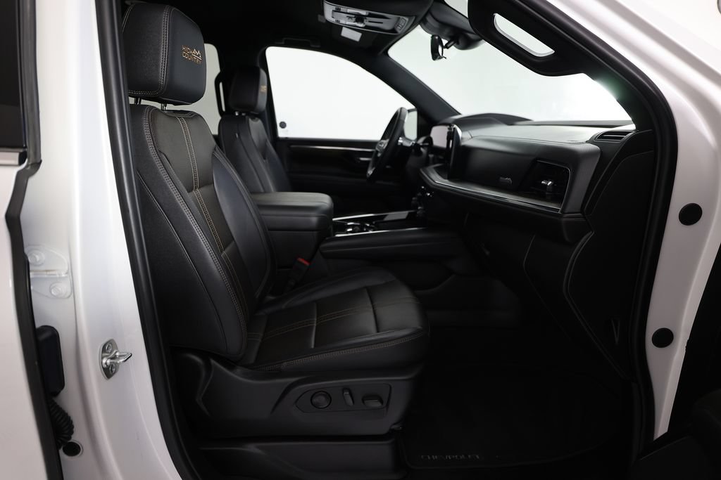 Used 2025 Chevrolet Tahoe High Country AWD/4WD image 10