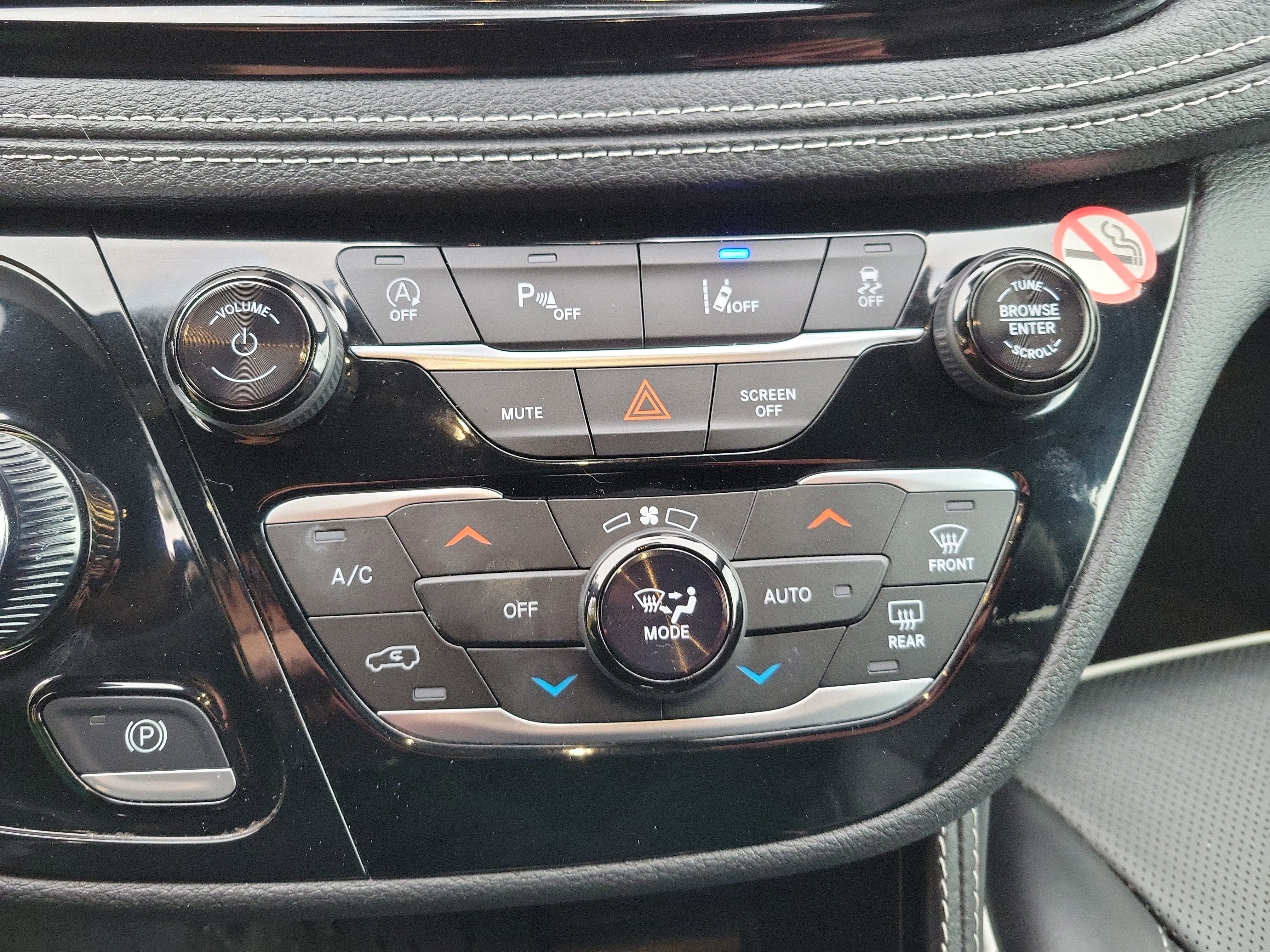 Used 2025 Chrysler Pacifica Limited image 13