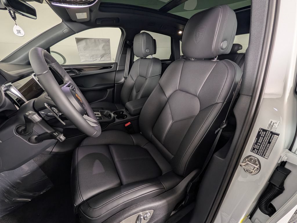 New 2026 Porsche Macan AWD/4WD image 5