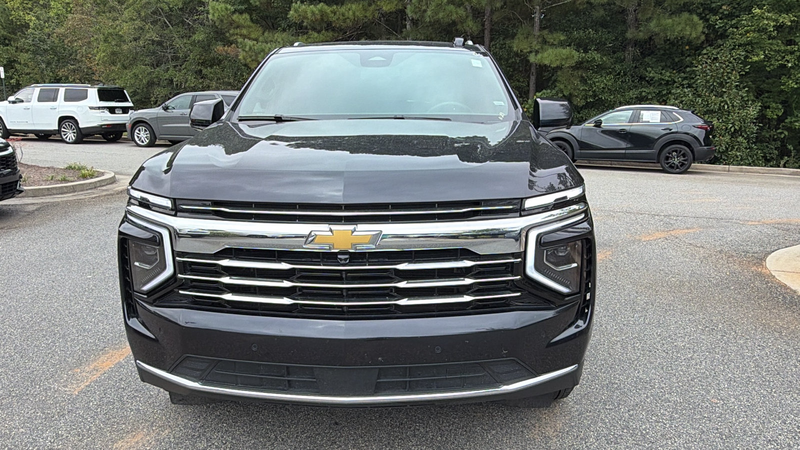 Used 2025 Chevrolet Suburban LT RWD image 3