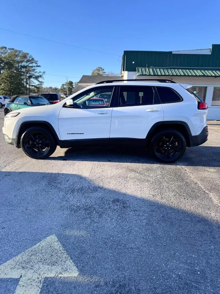 Used 2016 Jeep Cherokee Latitude w/ Cold Weather Group AWD/4WD image 3