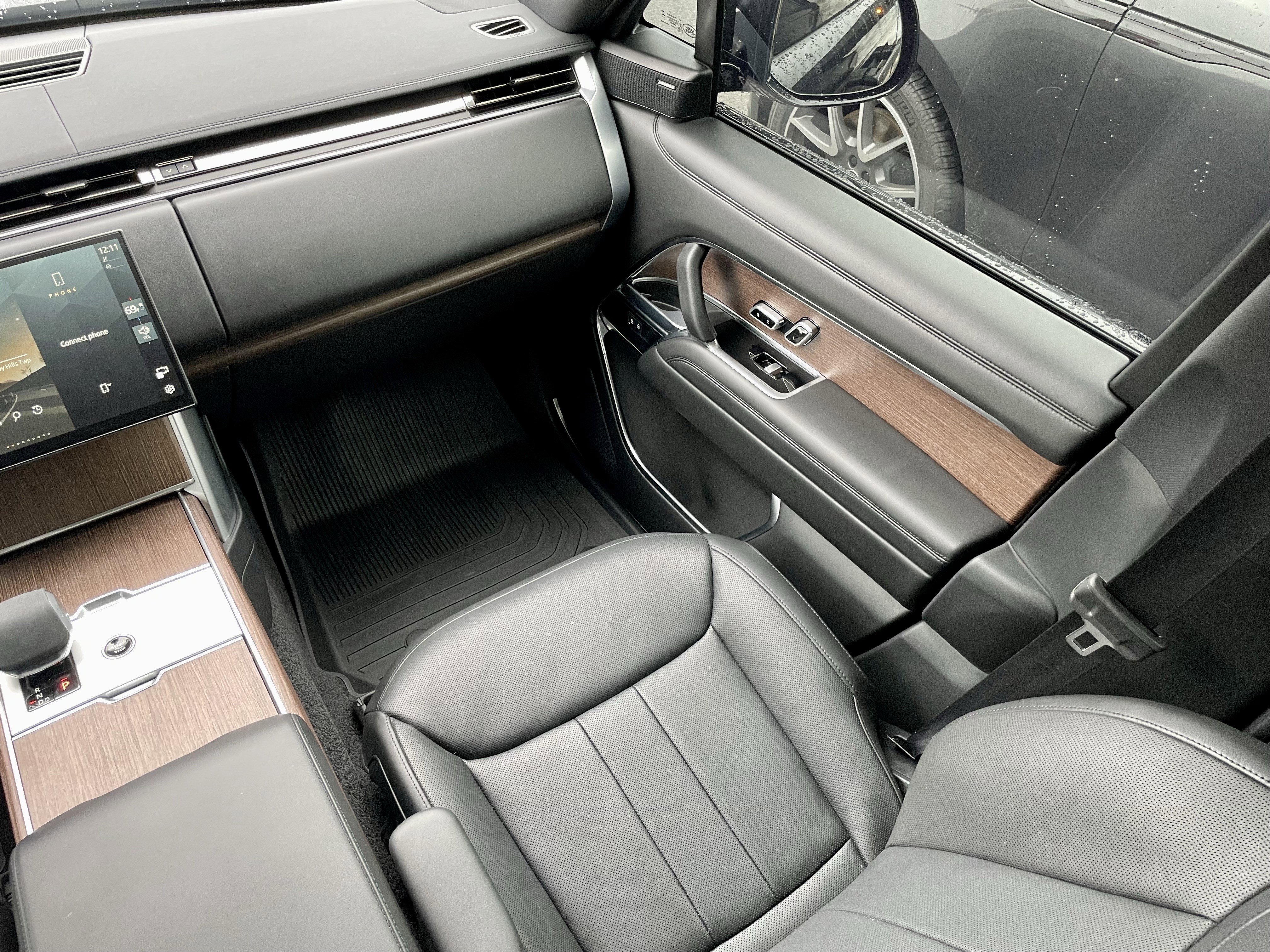 Certified 2025 Land Rover Range Rover SE image 18