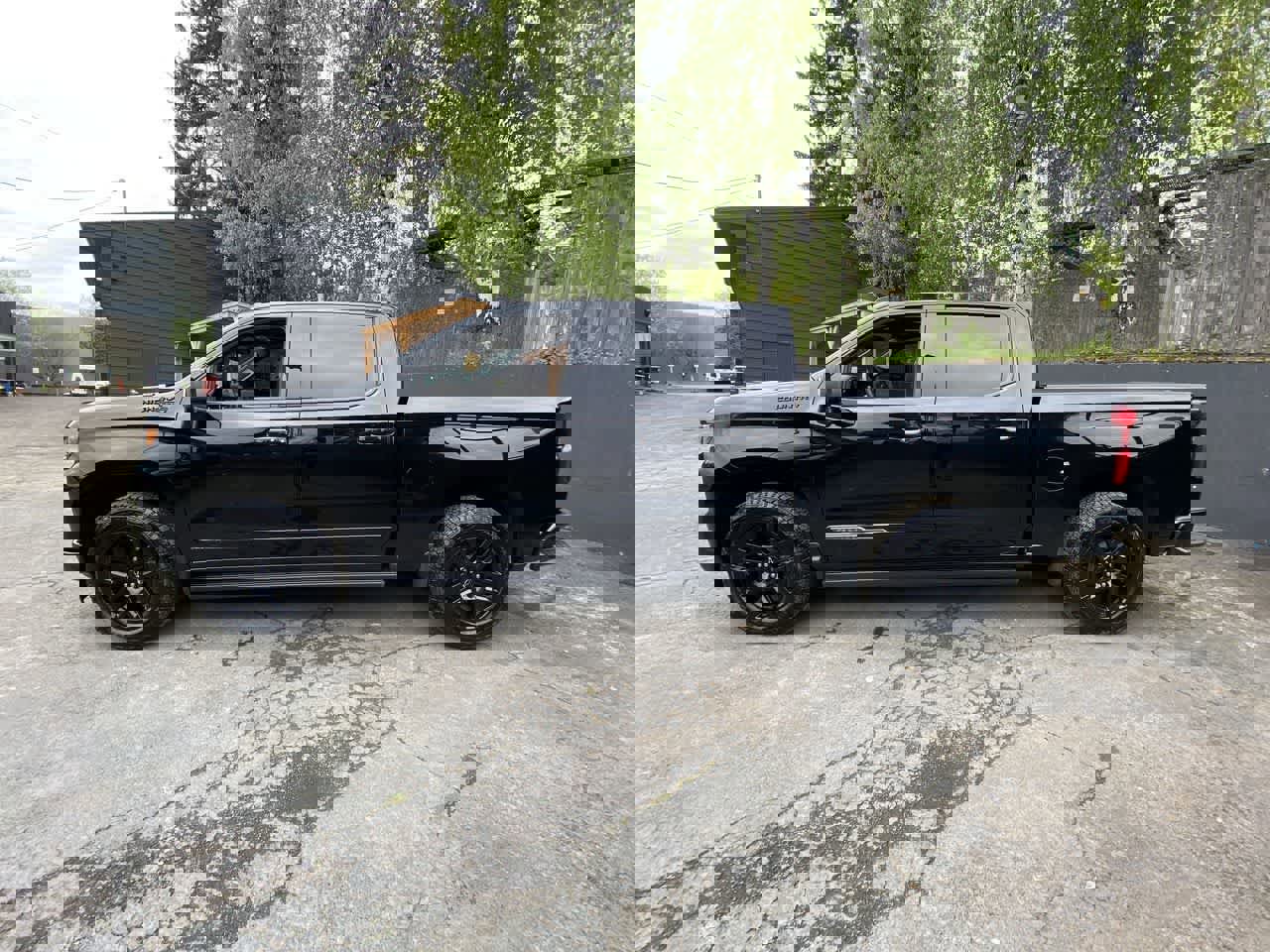 Used 2025 Chevrolet Silverado 1500 High Country w/ Midnight Edition AWD/4WD image 3