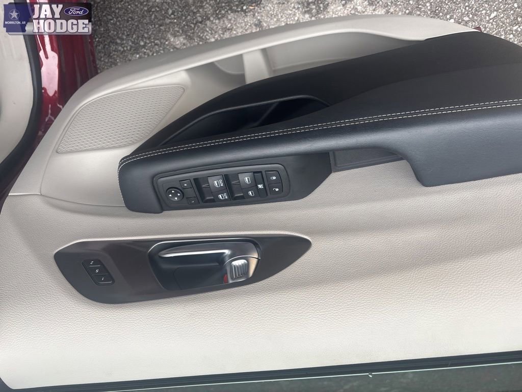 Used 2023 Chrysler Pacifica Touring-L image 12