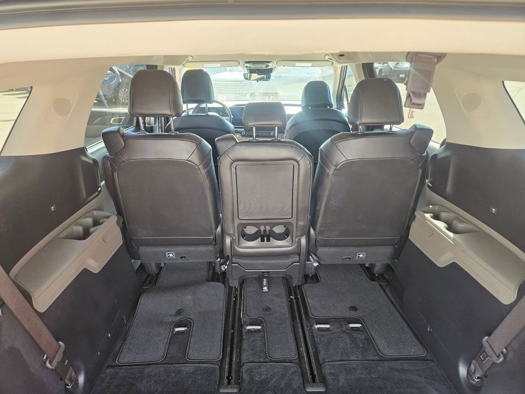 Used 2025 Kia Carnival image 24