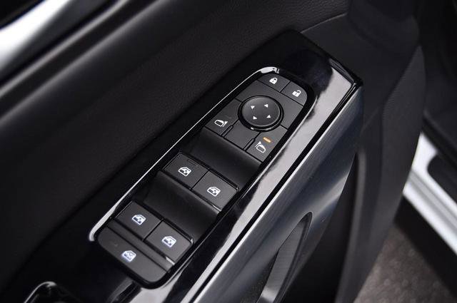 New 2025 Nissan Pathfinder SL image 9