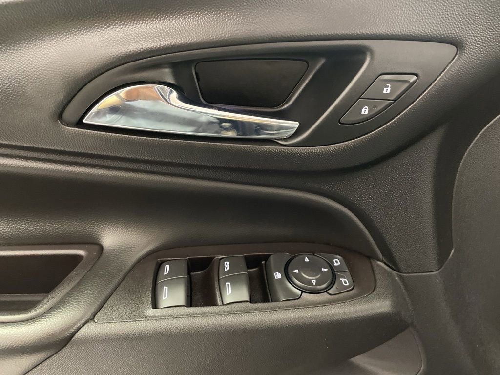 Used 2022 Chevrolet Equinox LT w/ Driver Convenience Package image 9