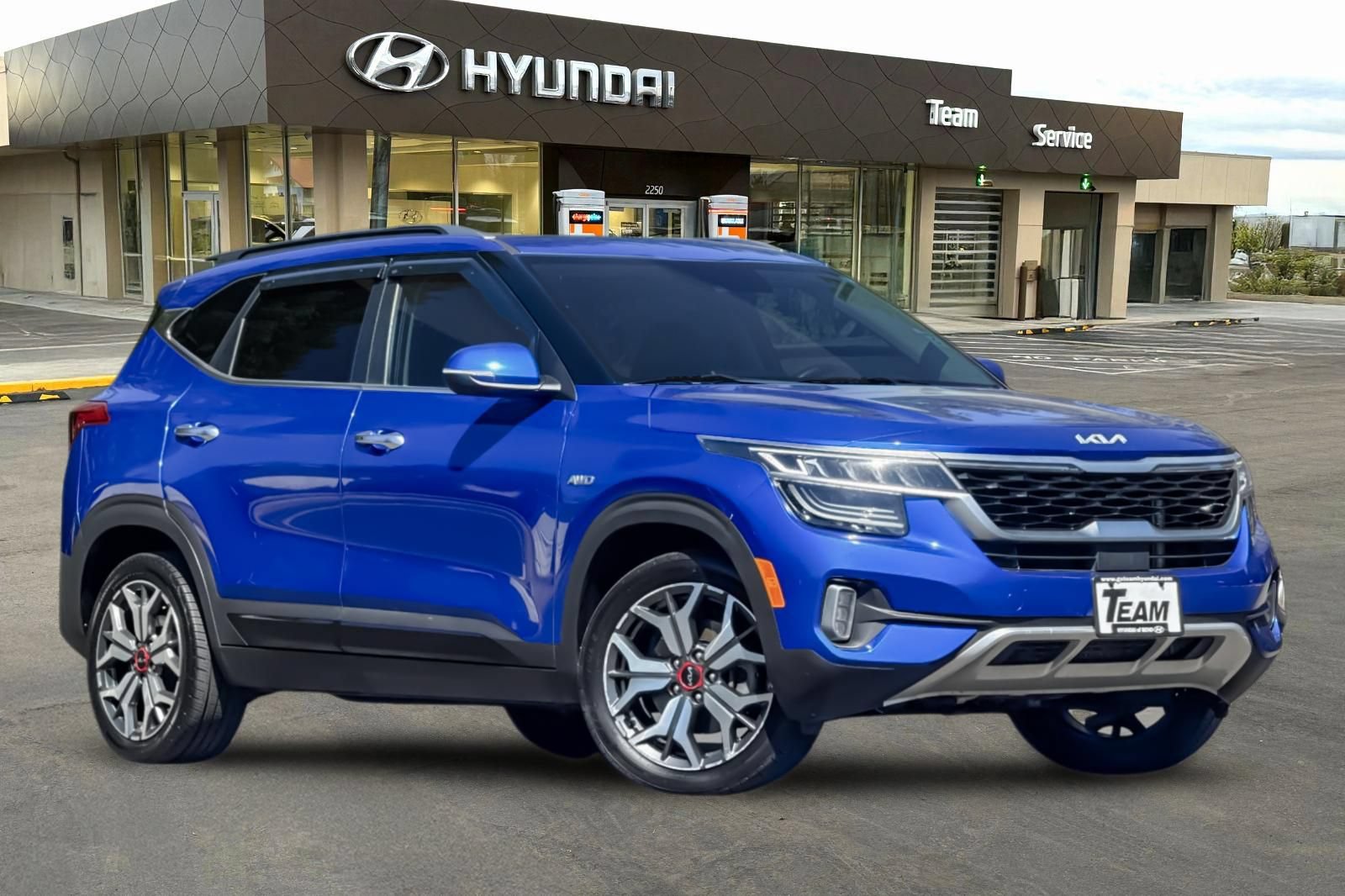 Used 2022 Kia Seltos SX w/ Sunroof Package AWD/4WD image 2