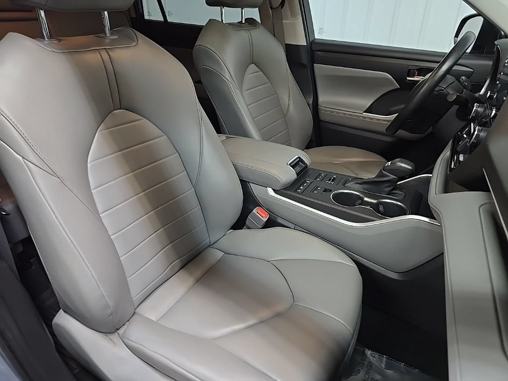 Used 2022 Toyota Highlander XLE AWD/4WD image 15