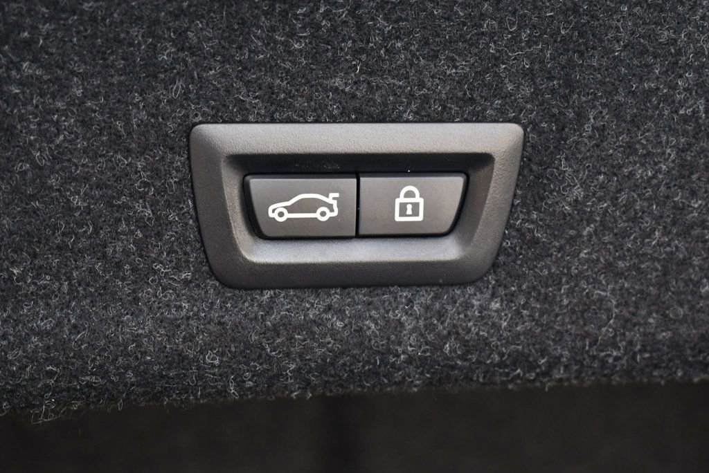 Used 2020 BMW 330i Sedan w/ Premium Package image 17