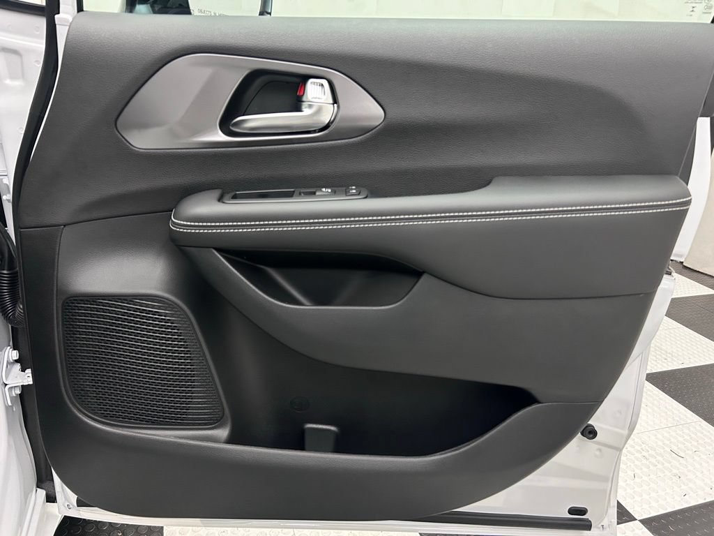 New 2026 Chrysler Pacifica Select AWD/4WD image 17