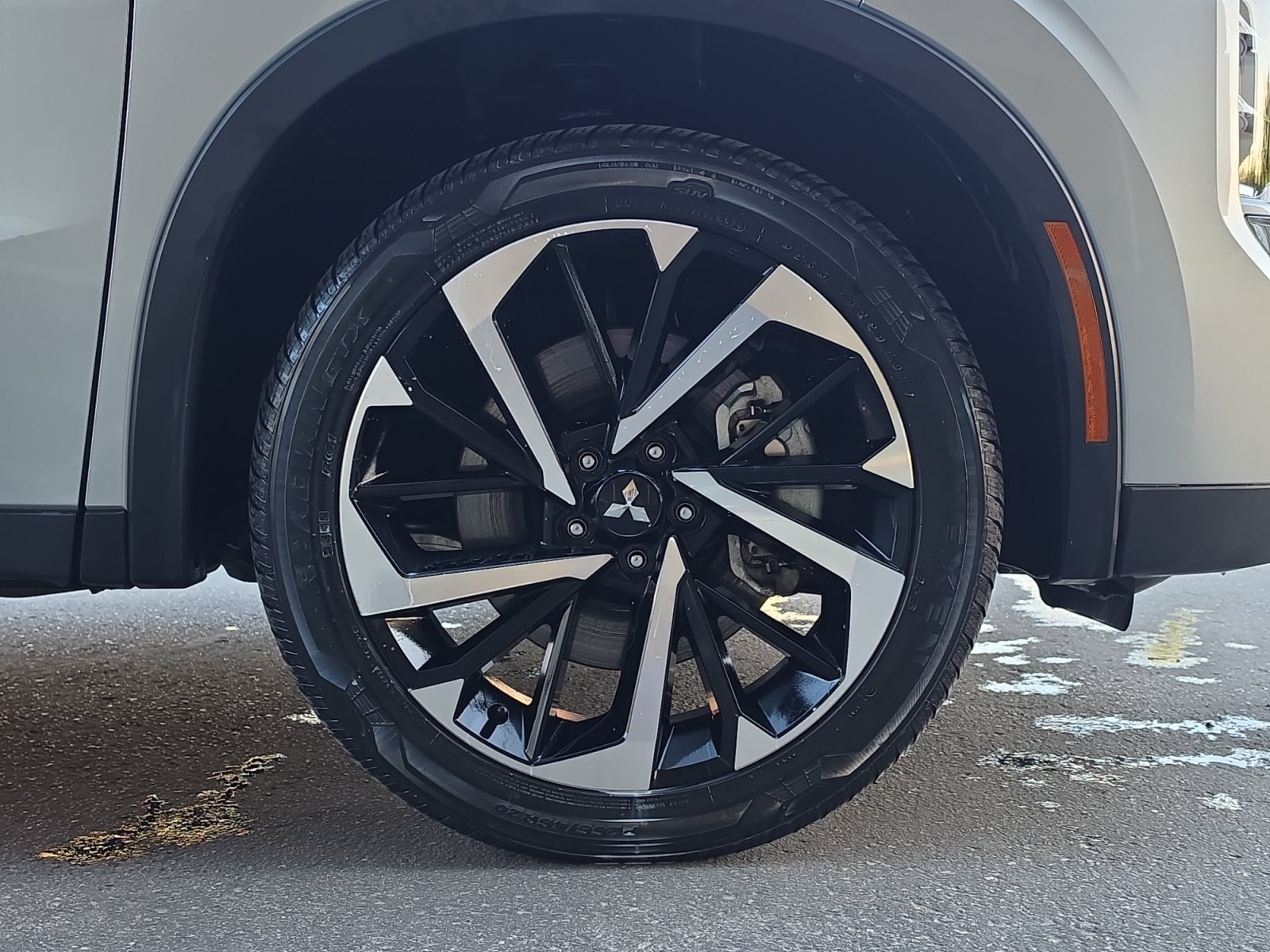 Used 2024 Mitsubishi Outlander 4WD Plug-In Hybrid image 12