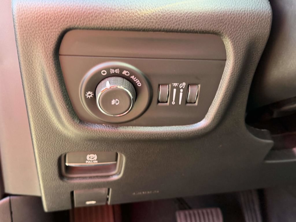 Certified 2025 Jeep Grand Cherokee L Limited w/ Black Appearance Package AWD/4WD image 30