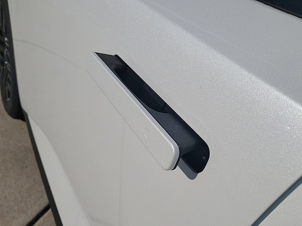New 2026 Nissan Leaf Platinum+ w/ Floor Mat Package (Platinum+) FWD image 9