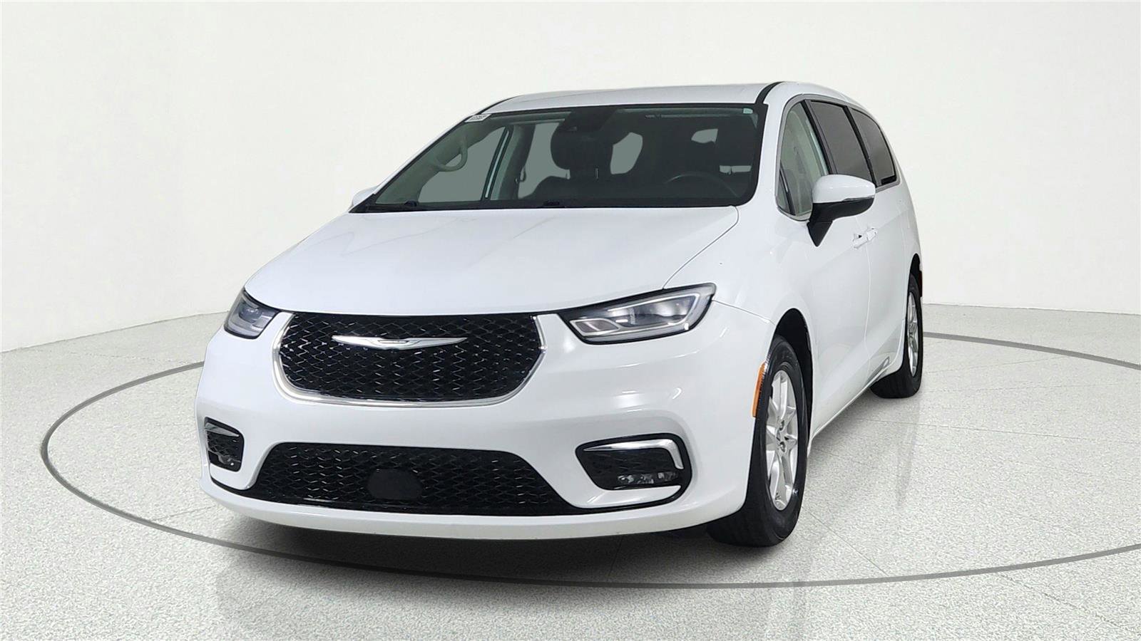 Used 2023 Chrysler Pacifica Touring-L FWD image 2