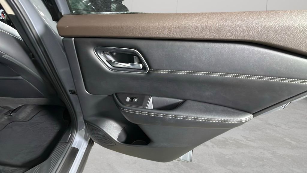 Used 2022 Nissan Rogue Platinum w/ Head-Up Display Package image 32