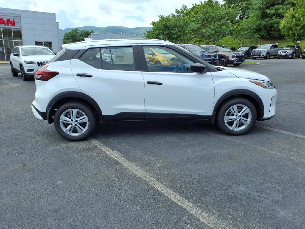 New 2025 Nissan Kicks Play S FWD image 3