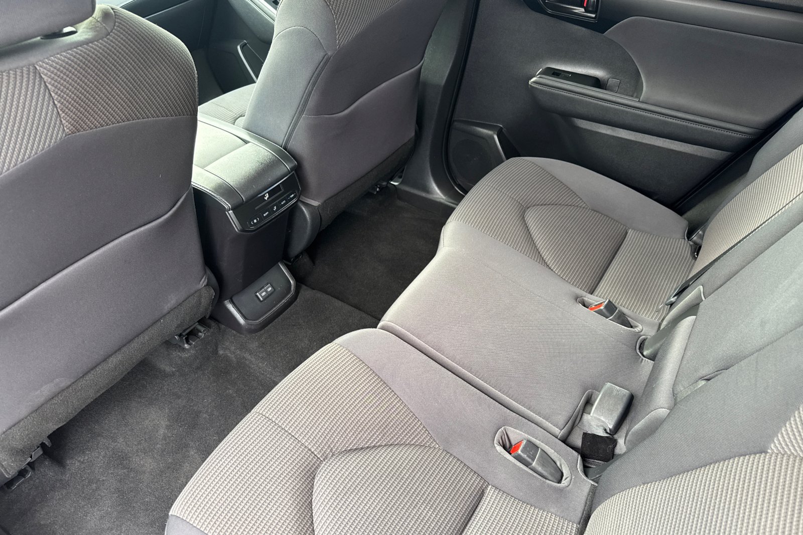 Used 2023 Toyota Highlander LE AWD/4WD image 12
