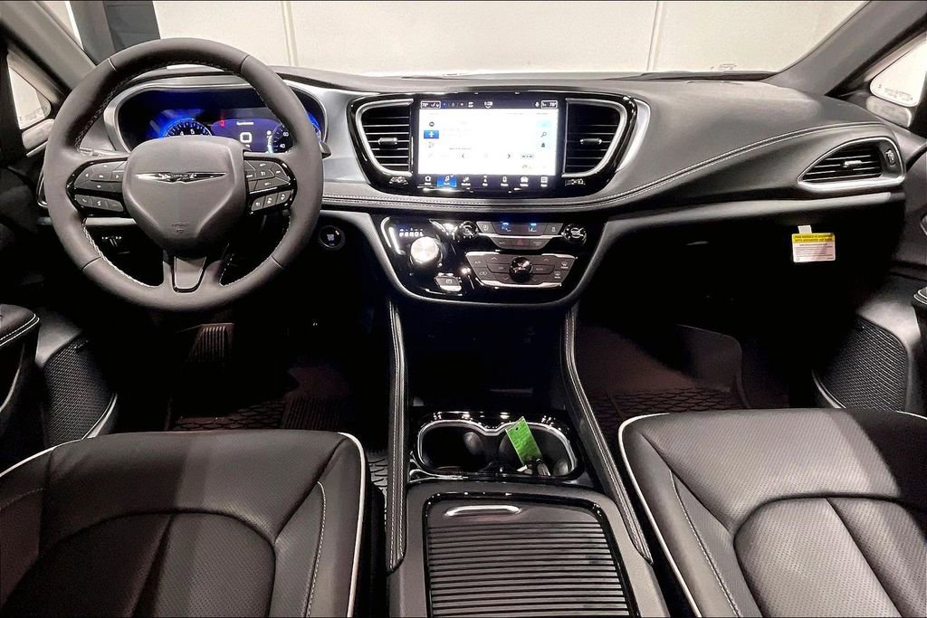 New 2026 Chrysler Pacifica Limited w/ Uconnect Theater Family Group image 6