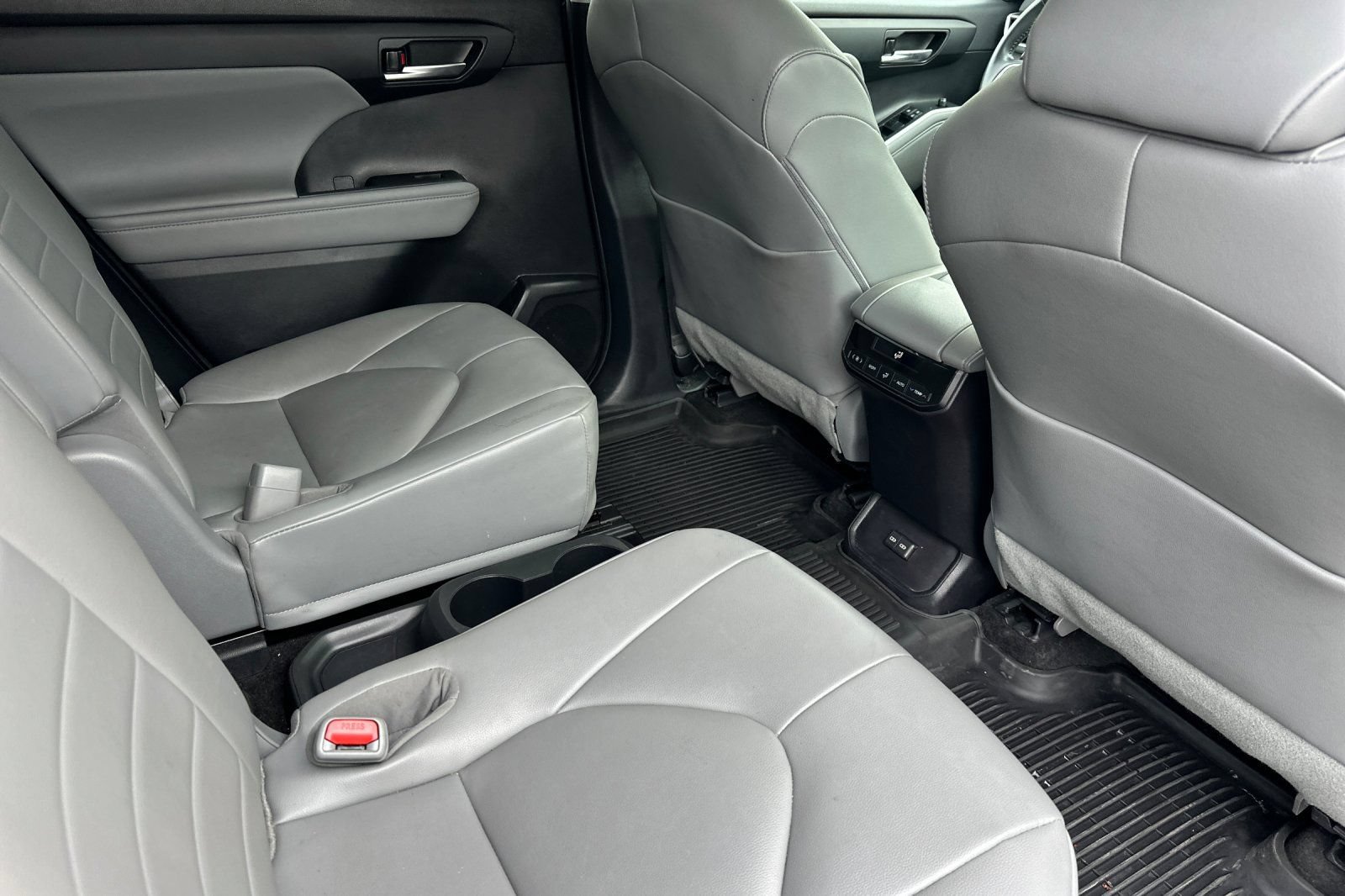 Used 2023 Toyota Highlander XLE AWD/4WD image 18