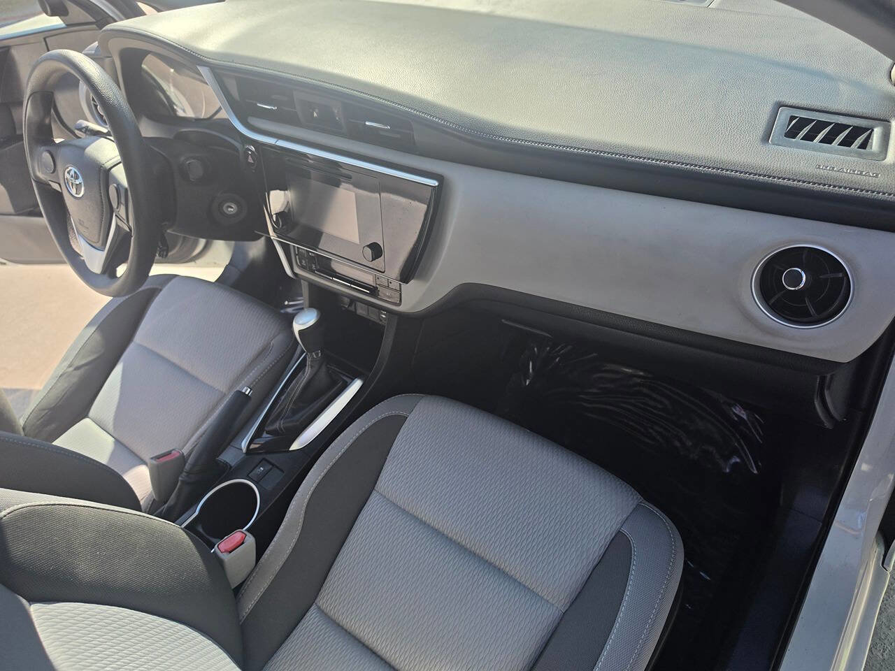 Used 2017 Toyota Corolla LE FWD image 34