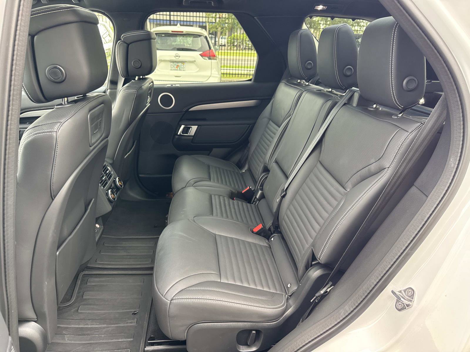 Certified 2025 Land Rover Discovery Dynamic SE AWD/4WD image 14
