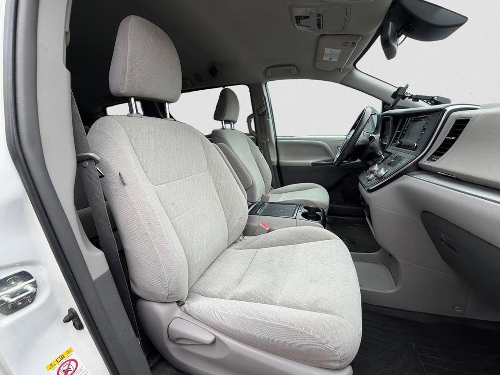 Used 2018 Toyota Sienna LE FWD image 11