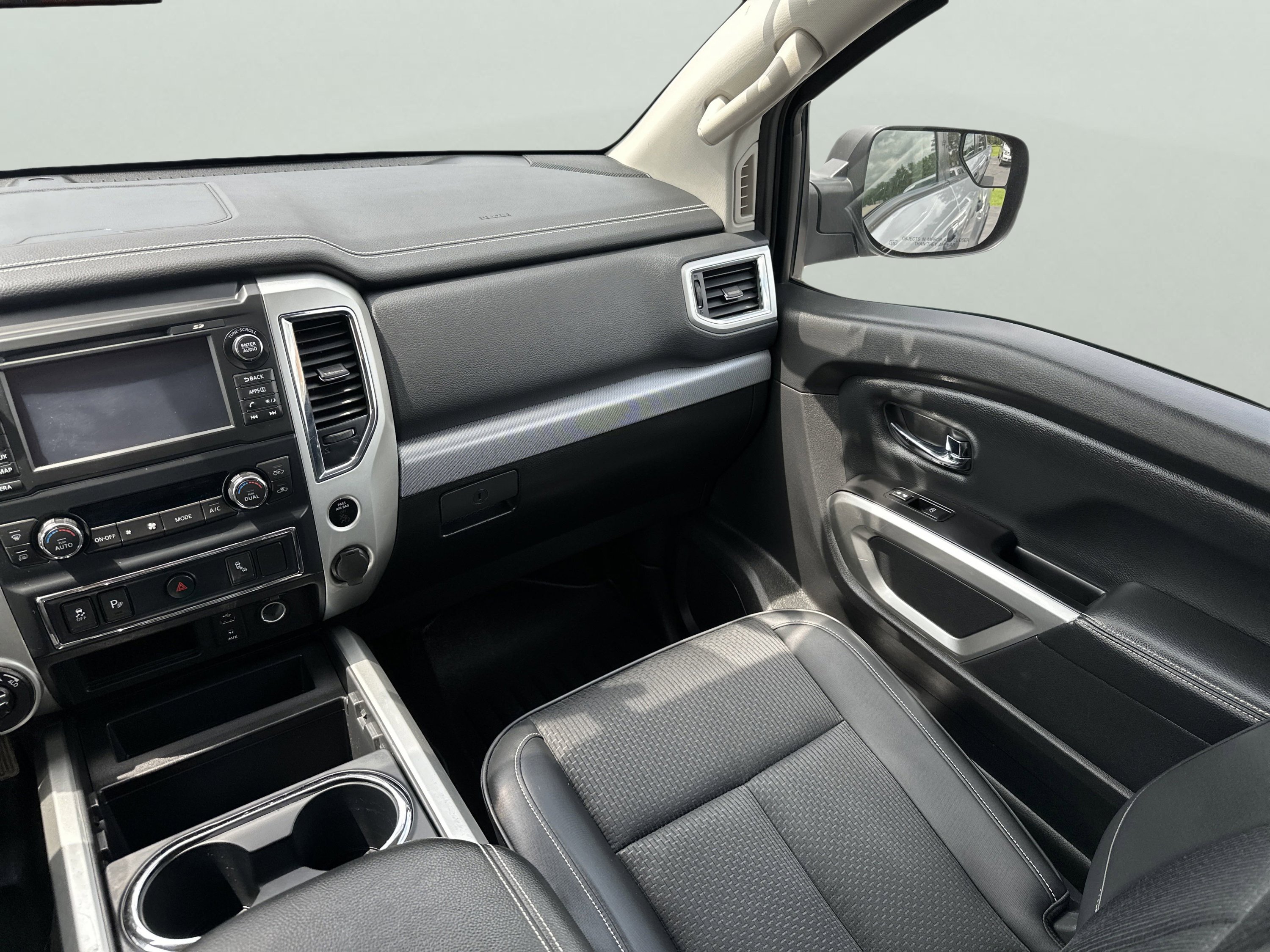 Used 2017 Nissan Titan PRO-4X image 12