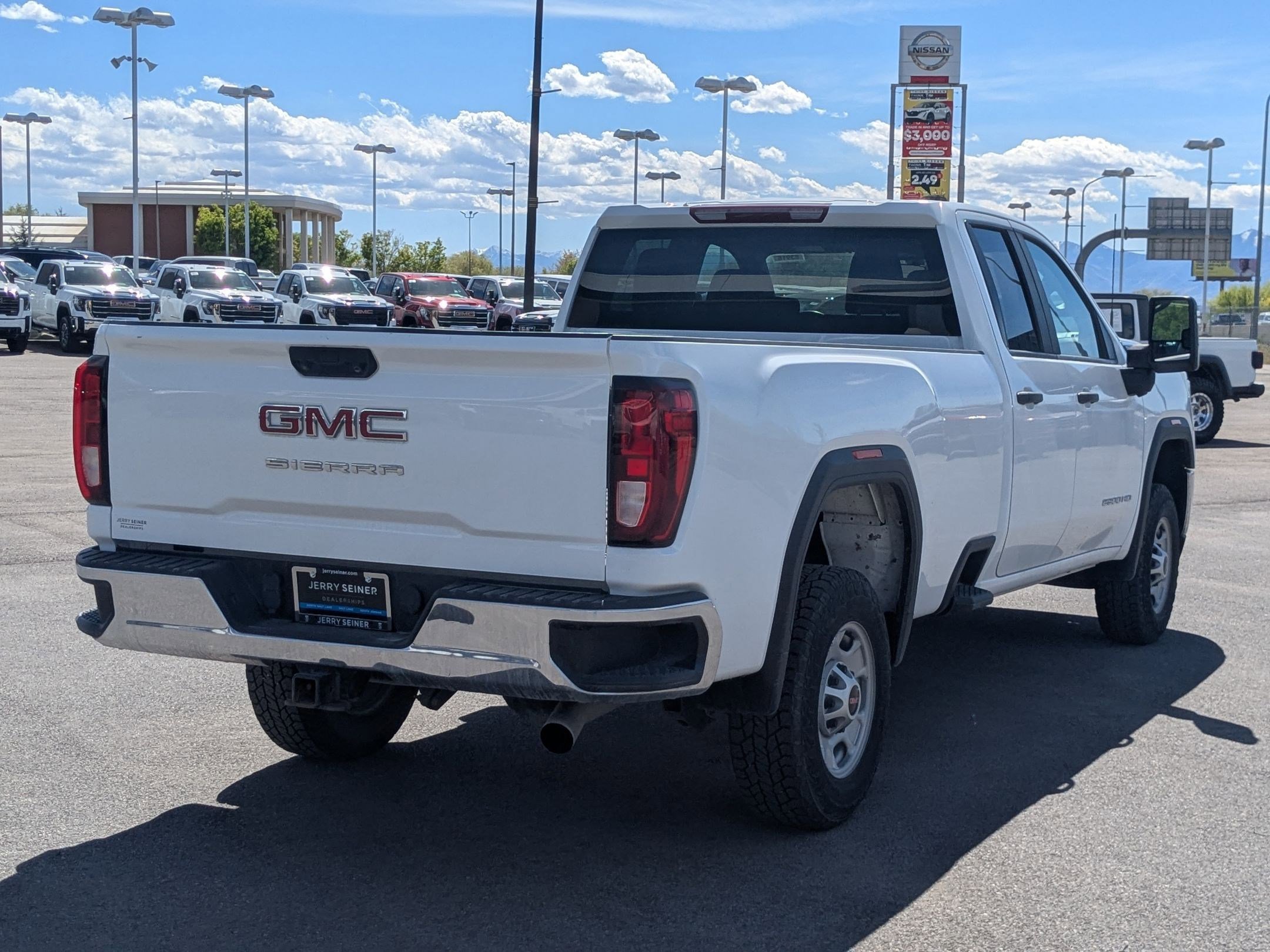 Used 2022 GMC Sierra 2500 Pro w/ Convenience Package image 6