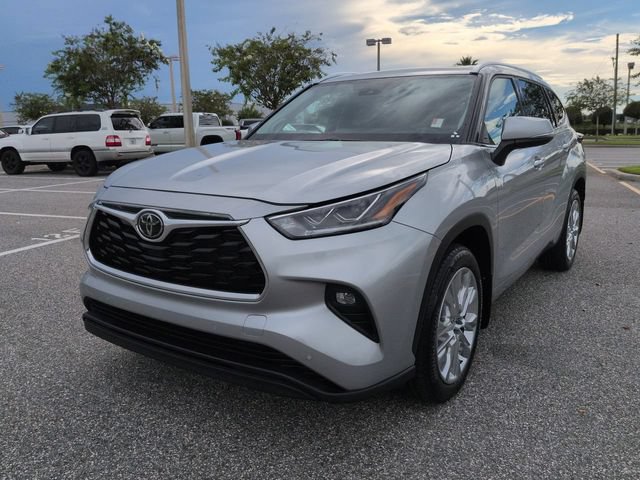Used 2024 Toyota Highlander Limited FWD image 8