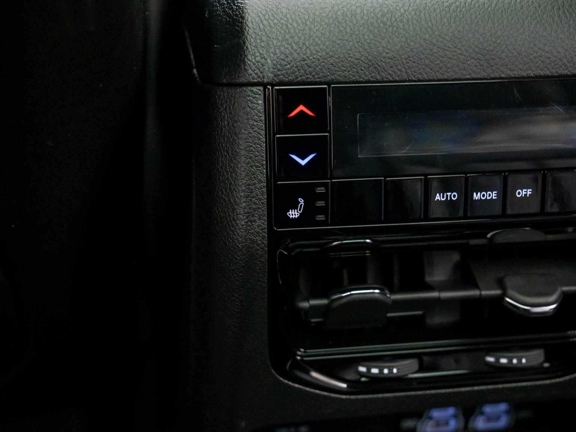 Used 2024 Jeep Grand Cherokee L Limited w/ Black Appearance Package image 21